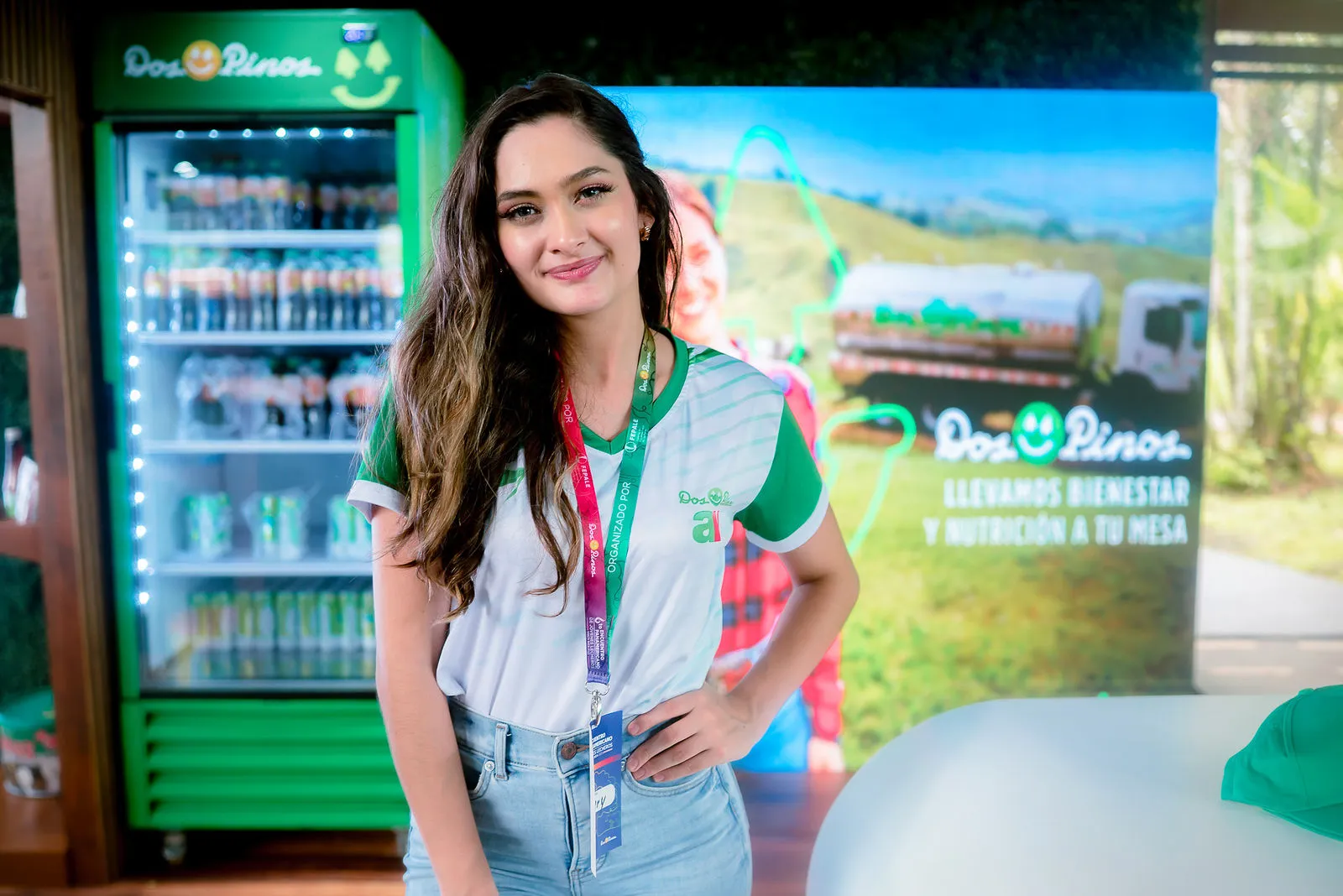 Embajadora de Dos Pinos en el stand del evento