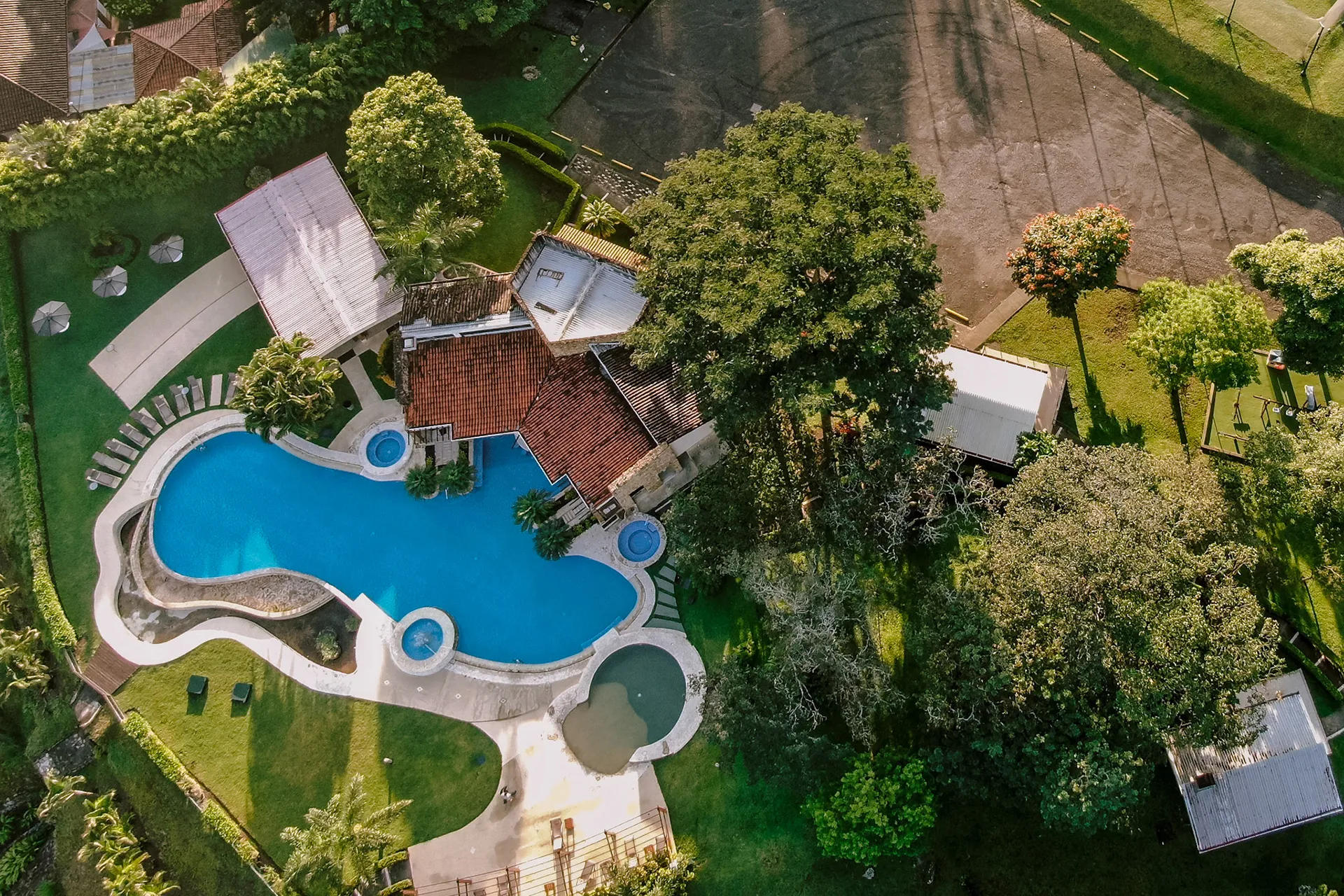 Fotografía aérea con drone de un hotel con piscina