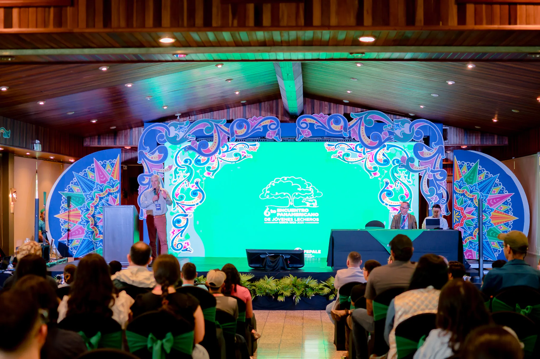 Escenario principal y público del Encuentro Panamericano de Jóvenes Lecheros